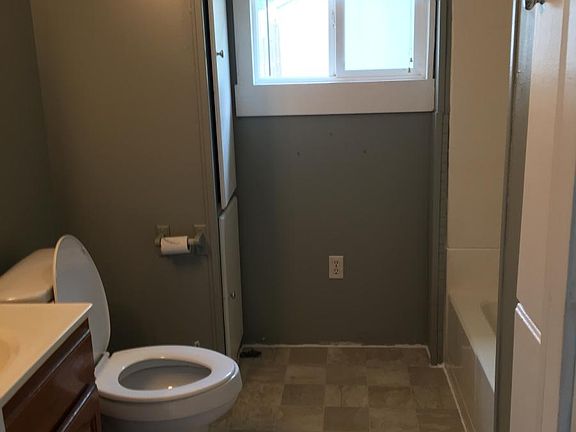 5th image of 907 Washington St