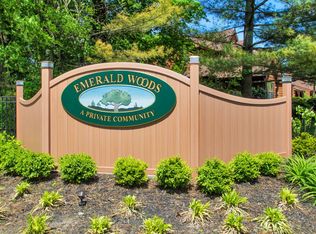 33 Sutton Pl, Islip, NY 11751