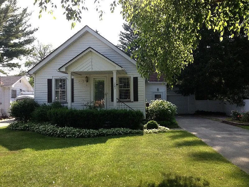 303 Plummer St photo 1