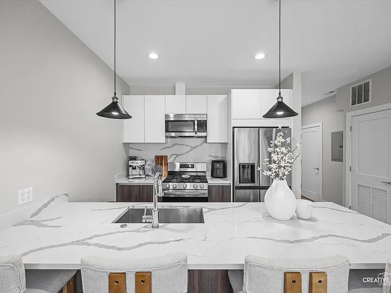 2342 W Adams St #202 — Photo 6