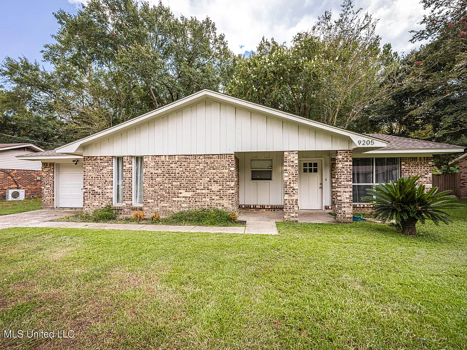 9205 Warbler Ave