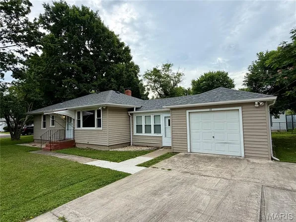 78 N Circle Dr, East Alton, IL 62024