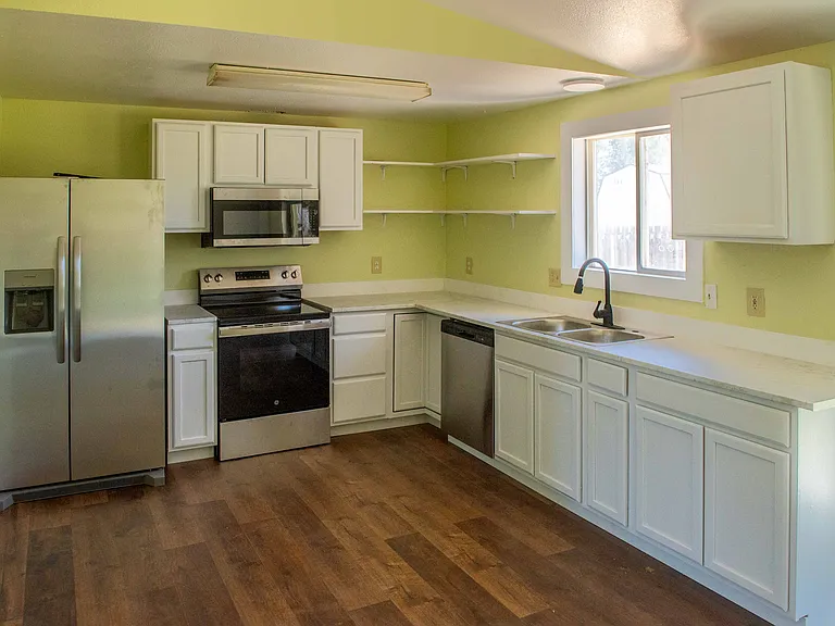 2328 SW Glacier Ave — Photo 2