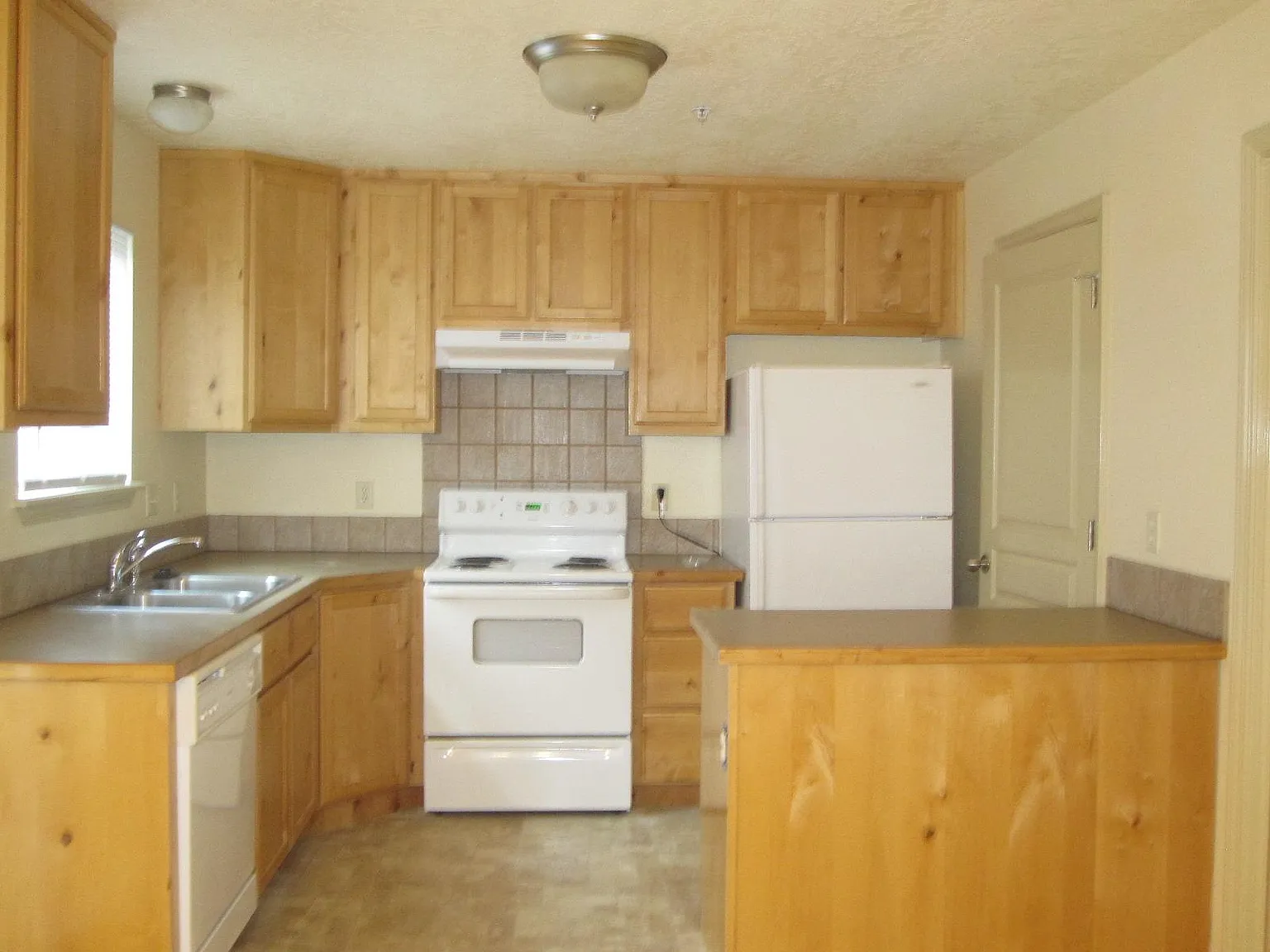 2 bed, 1.5 bath, 1100 sqft, $1,250 — Photo 2