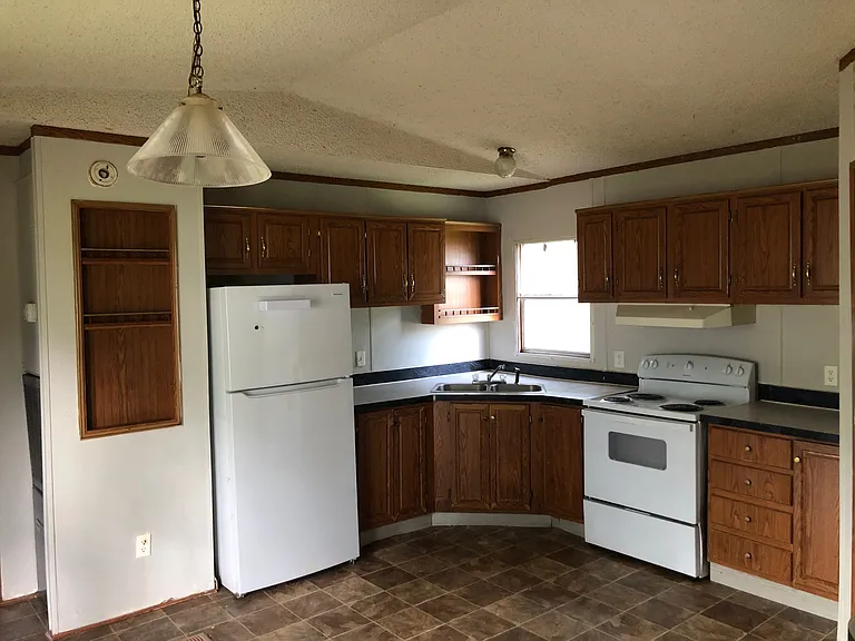 105 Christopher Dr — Photo 2