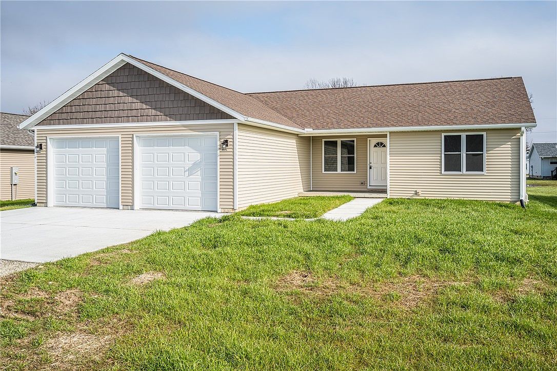 322 S Walnut St, Saint Elmo, IL 62458 Zillow