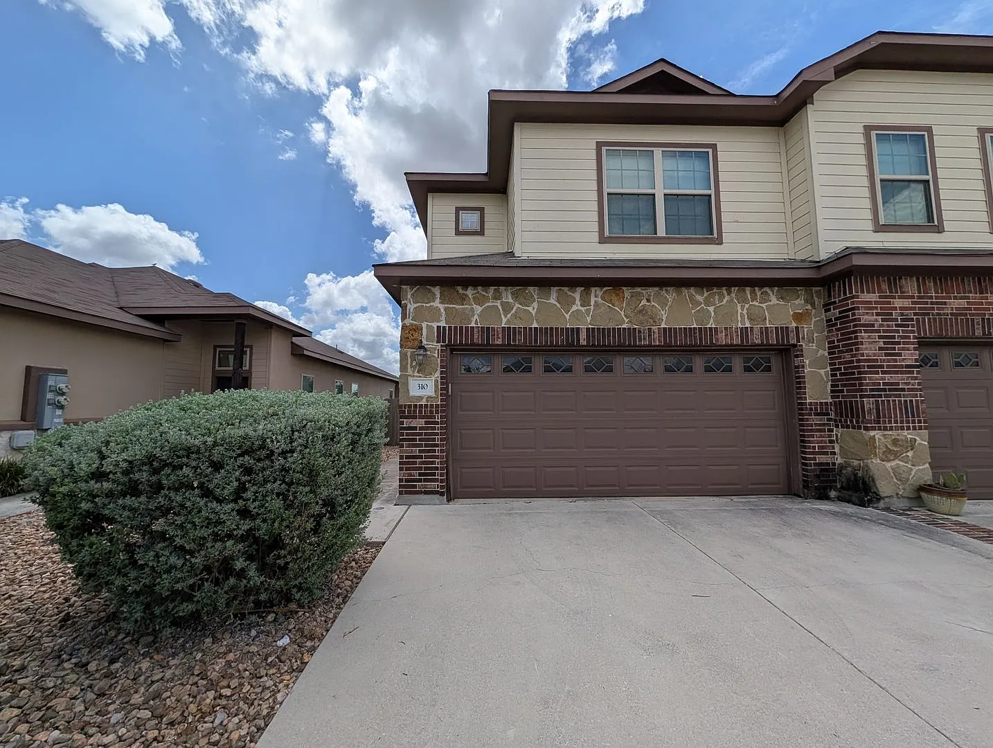 3/2.5/2 Duplex Close to Creekside Shopping, Restaurants, & Entertainment / Fenced in Backyard / CISD — Photo 1