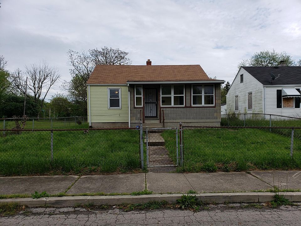 Yard is completed fenced in (front storm door to be added)