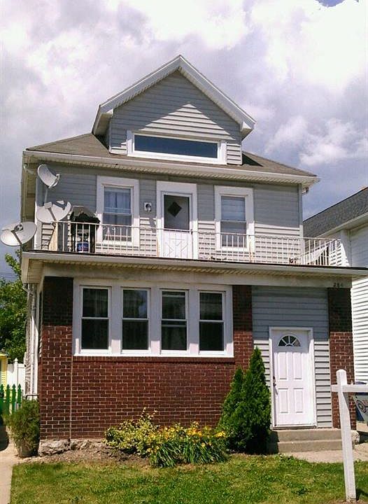 1st image of 284 Hartwell Rd