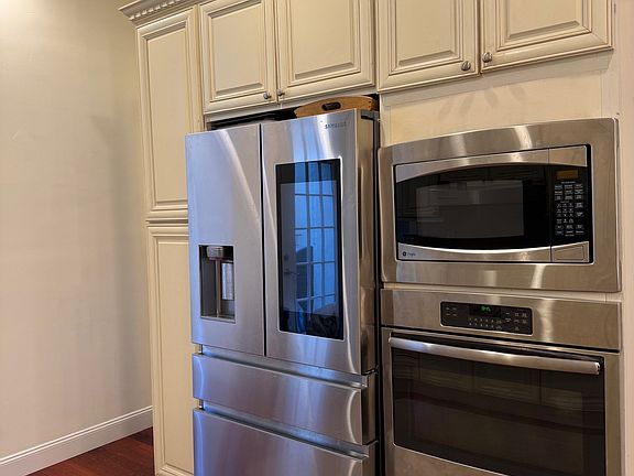 3rd image of 139 Kane St APT 2