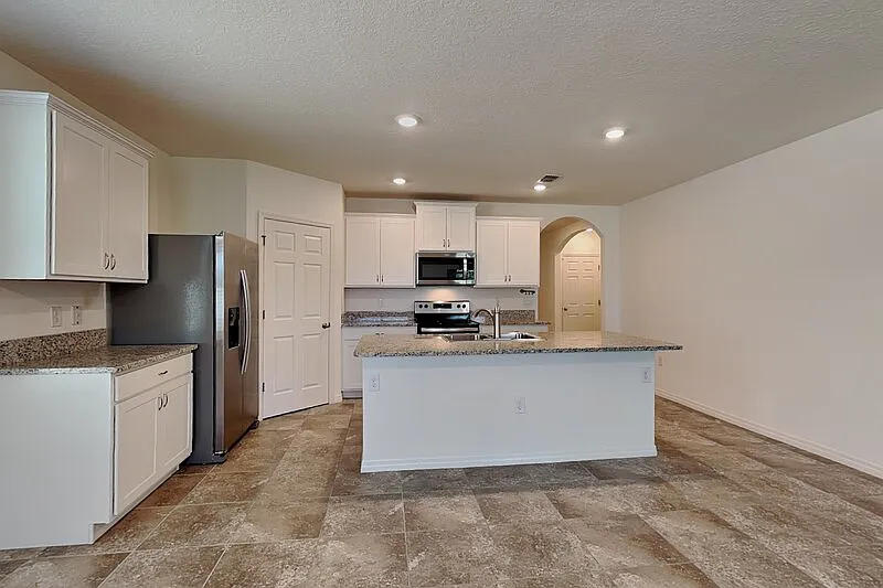 4 bed, 2.0 bath, 1934 sqft, $2,099 — Photo 4
