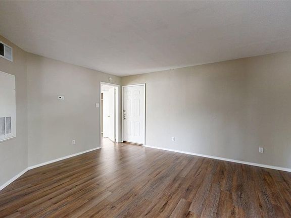 4th image of 1016 Autumn Cir APT A