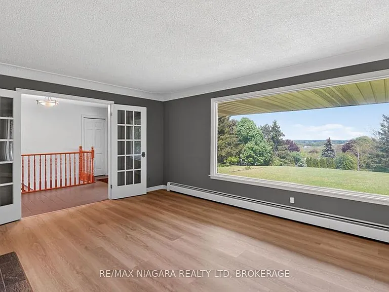 12 Sheppard Cres — Photo 5