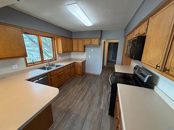 4th image of 608 Pine St
