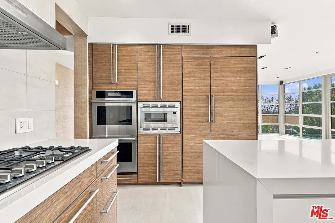 3 bed, 3.0 bath, 1906 sqft, $12,500 — Photo 3