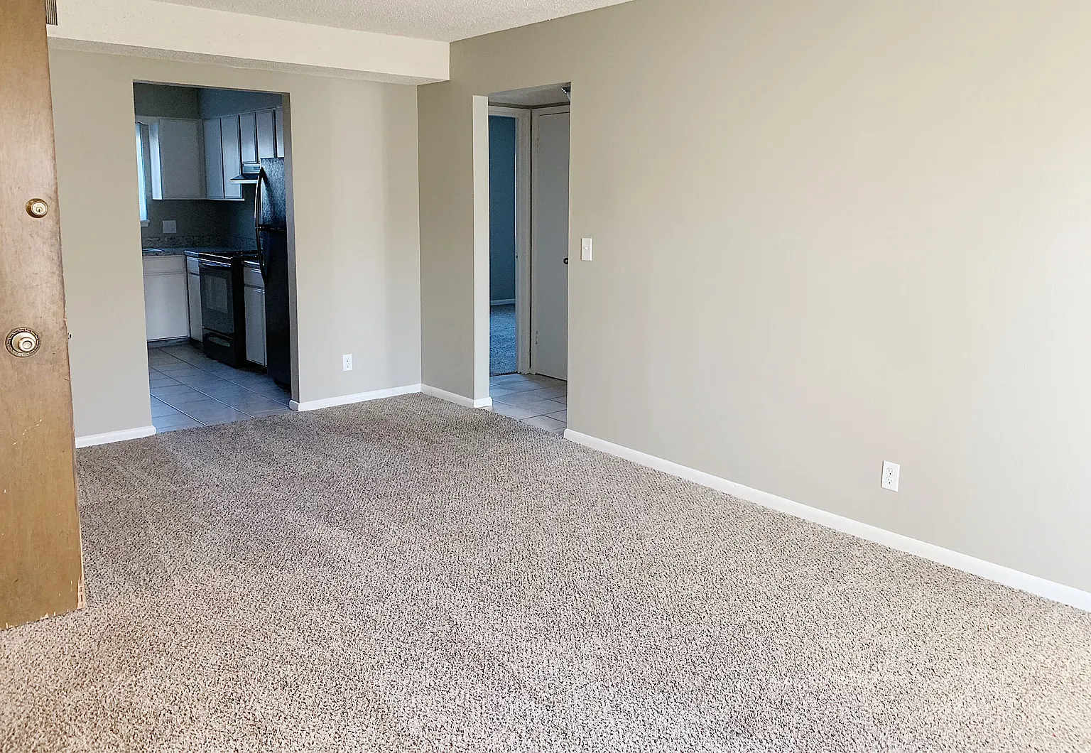 Oak Creek Apartments — Photo 2