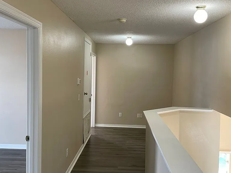 421 Lockbreeze Dr — Photo 32