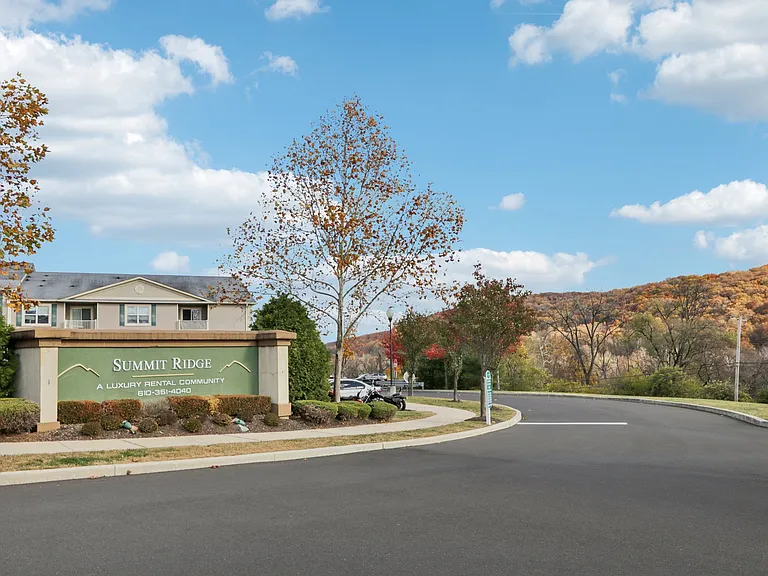 Summit Ridge Luxury Apartments — Photo 56