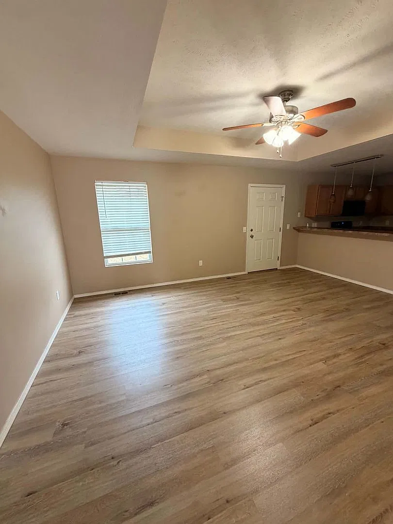 Beautiful 3 bedroom / 2 bathroom house in Joplin Mo close to Missouri Southern with two car garage!! — Photo 2