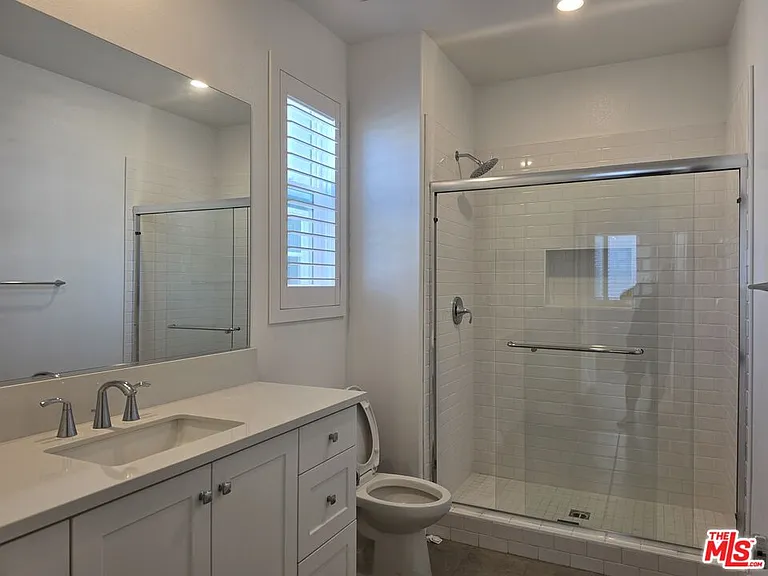426 Lobata — Photo 11