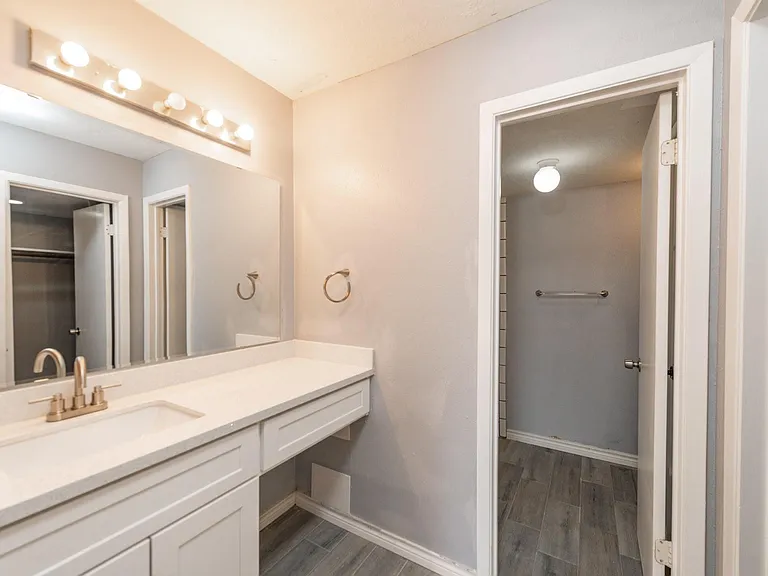 3323 Silverside Dr — Photo 12