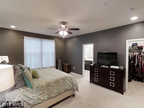 Large master bedroom with en suite and walk-in closet