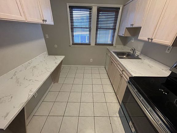 4th image of 219 La Plaza Ct