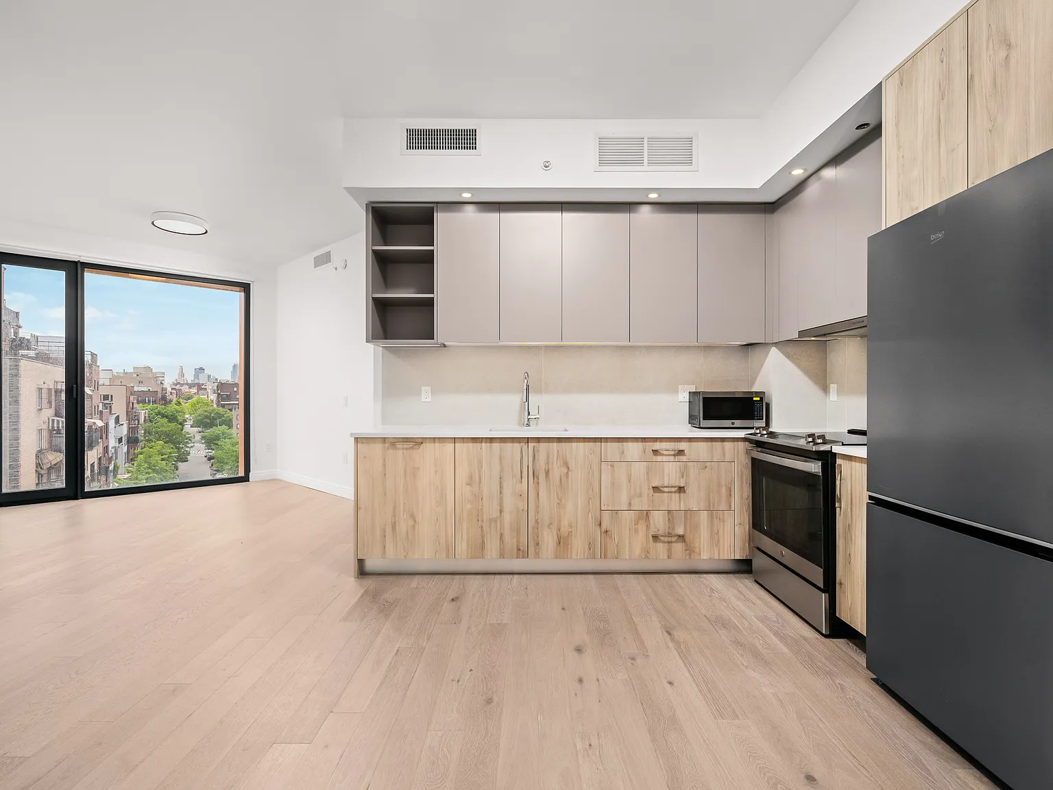 255 Lorimer Street — Photo 1