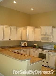 Kitchen Bar : Kitchen area features a snack bar