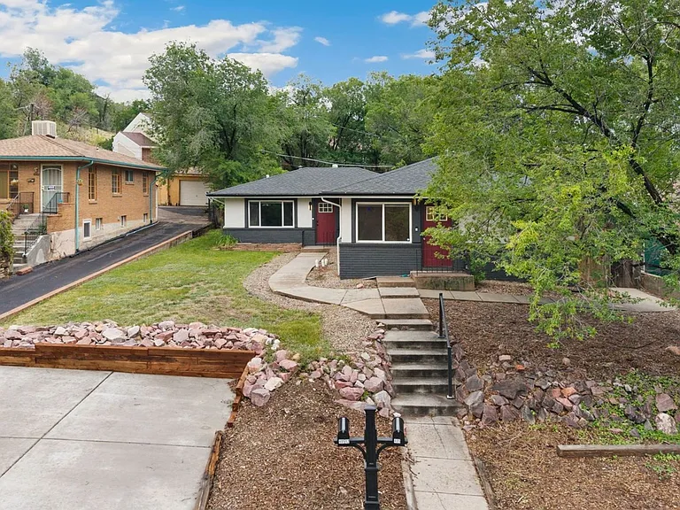405 Wilhelmia Ave #B — Photo 1