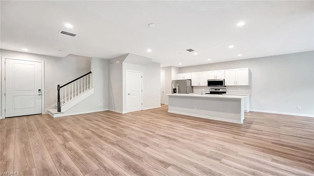 3 bed, 2.5 bath, 2600 sqft, $3,000 — Photo 3