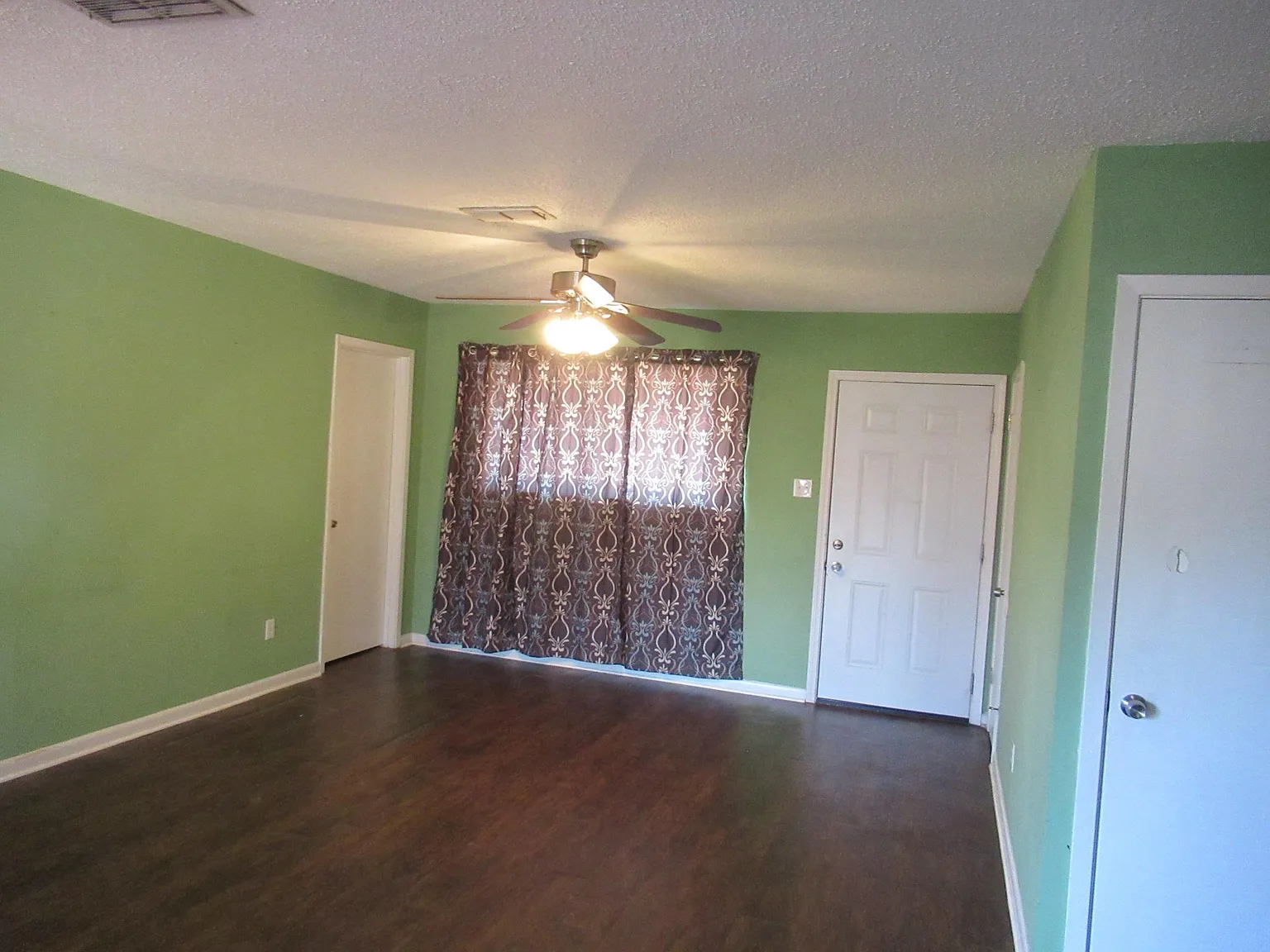 3 bed, 1.5 bath, 1325 sqft, $1,400 — Photo 1