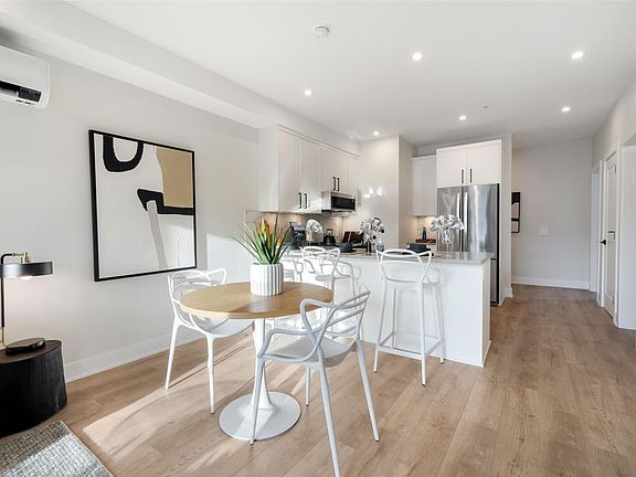 5th image of 1371 Goldstream Ave #318