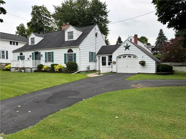 424 W Maple Ave, Newark, NY 14513