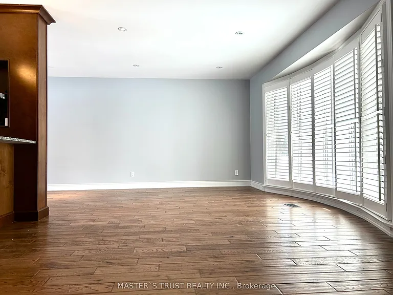 5183 Cherryhill Cres — Photo 13
