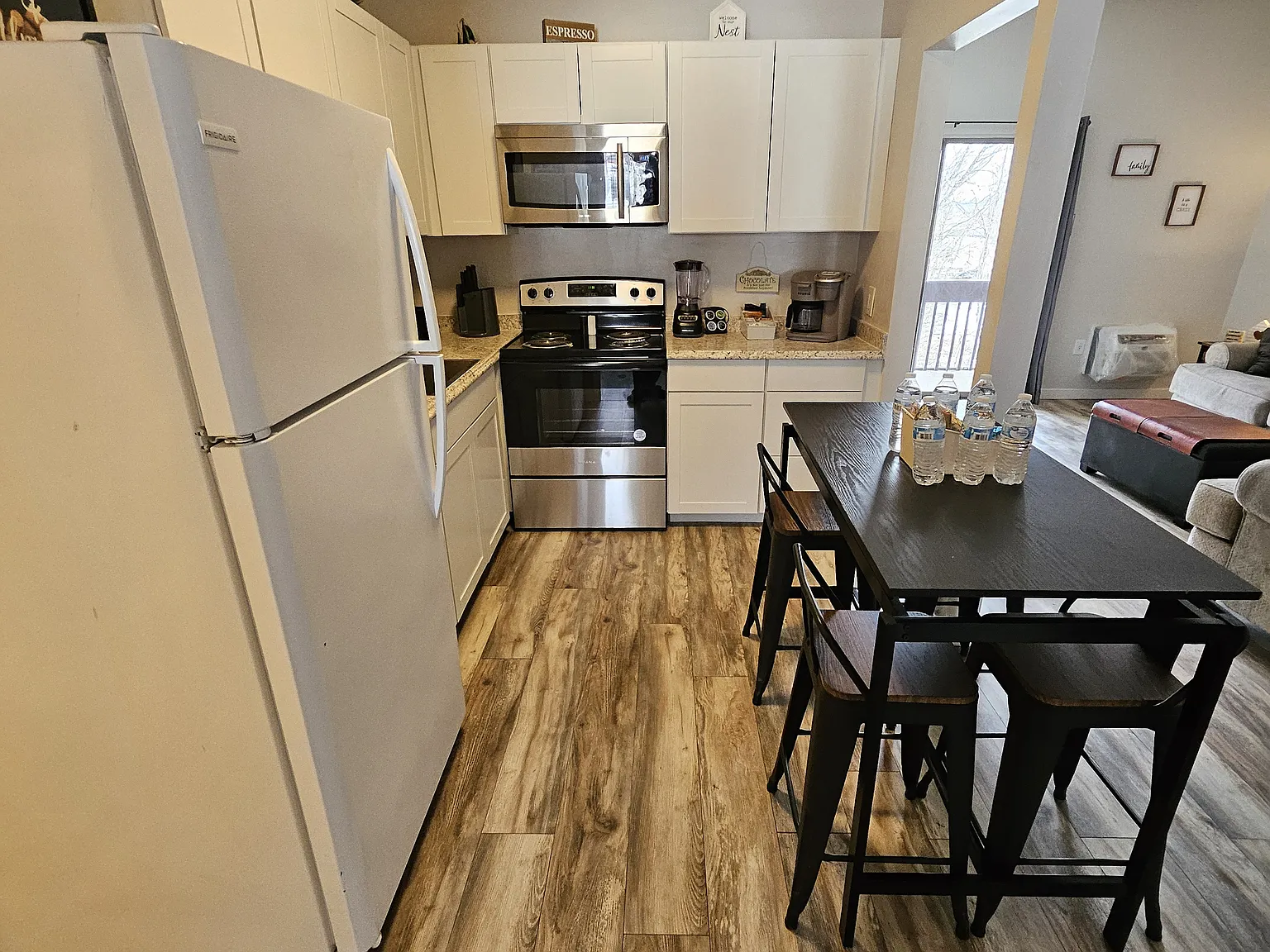 3 bed, 884 sqft, $1,600 — Photo 3