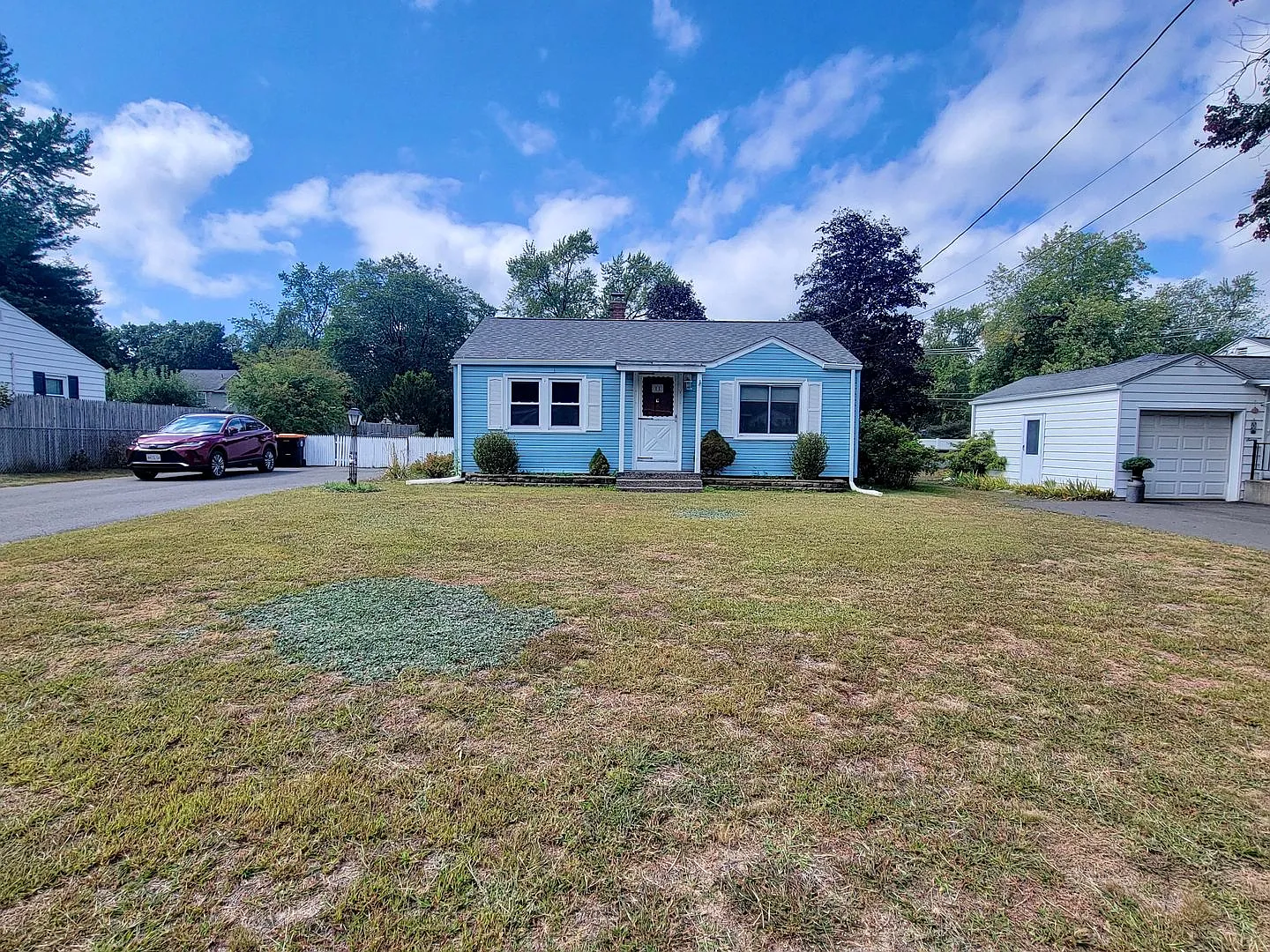 Beautiful 2-Bedroom Single Family House for Rent in South Hadley! — Photo 1