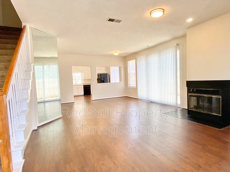 3 bed, 2.5 bath, 1529 sqft, $2,095 — Photo 2