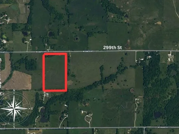 299 E South St, Paola, KS 66071