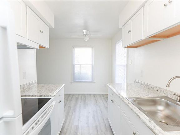 5th image of 414 19th St APT 103B
