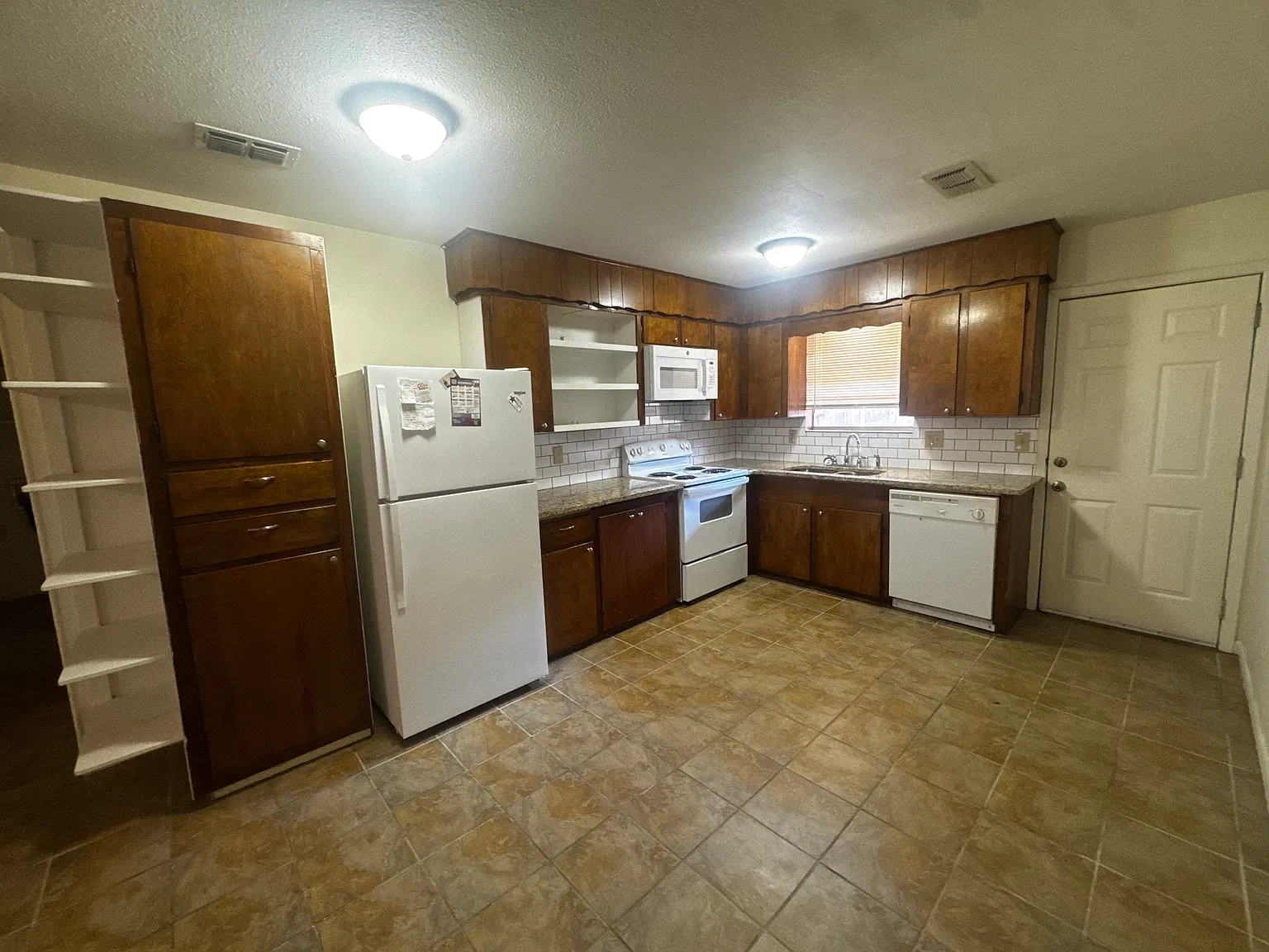 2 bed, 1.5 bath, 992 sqft, $1,175 — Photo 4