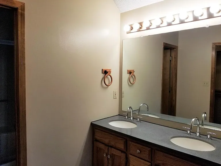 1901 Cherokee Dr — Photo 10