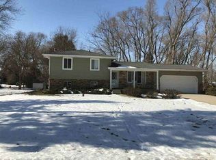 828 Alpine Trl, Fenton, MI 48430