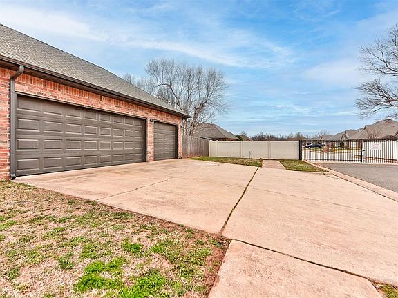 4th image of 901 NW 179th Cir
