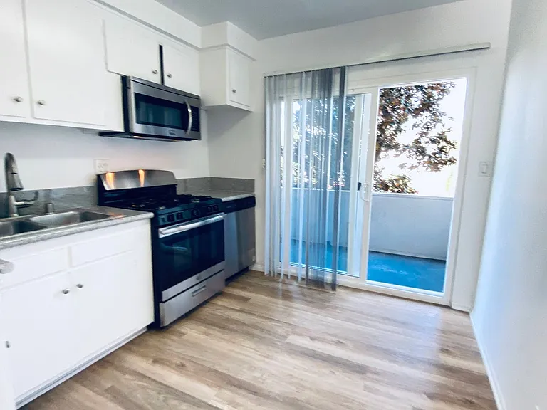 13860 Burbank Blvd — Photo 59
