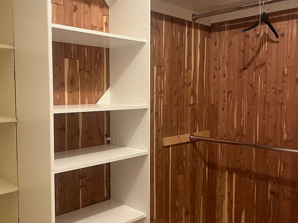 WALK IN CLOSET