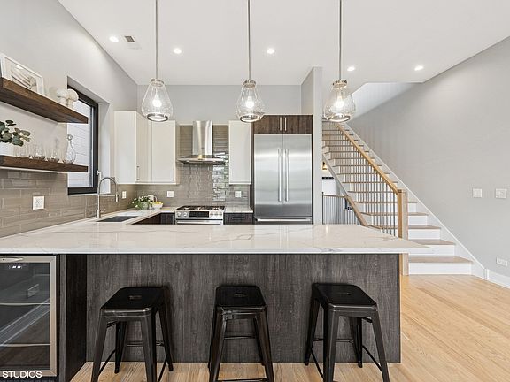 2nd image of 1038 N Paulina St APT 3