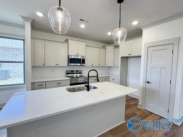 1030 Maplehurst St, Decatur, AL 35603