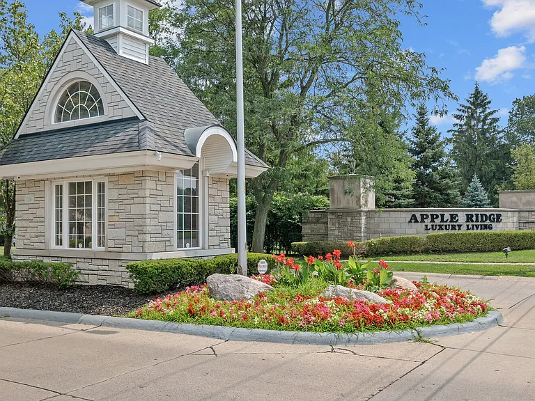 Apple Ridge Apartments - Livonia, MI — Photo 32