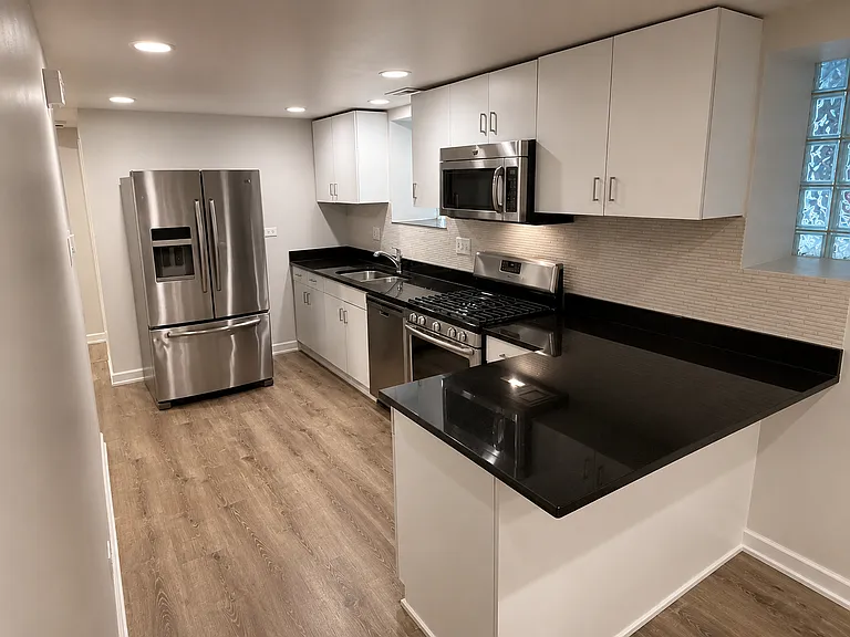 Kitchen with breakfast bar